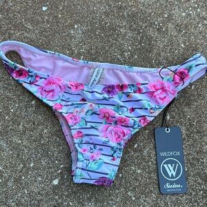 WILDFOX Take me on Vacation Bikini Bottoms. Size M. NWT